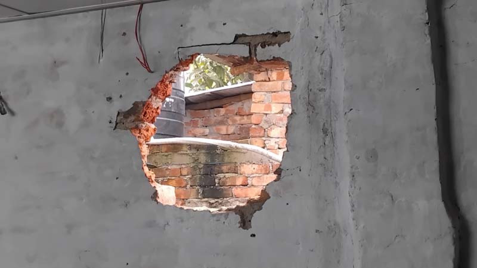 সান্তাহারে এক রাতে টিন ও দেয়াল কেটে ছয়টি দোকানে চুরি
