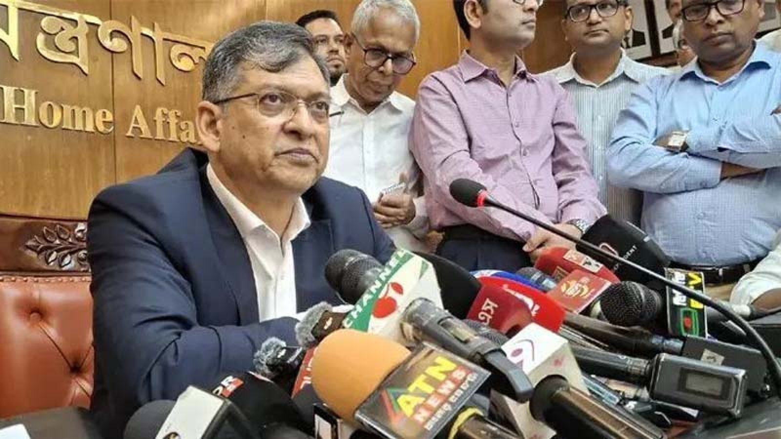 পুলিশের পোশাকে আগের জামা বহাল, প্যান্টের রং হবে খাকি : স্বরাষ্ট্রমন্ত্রী