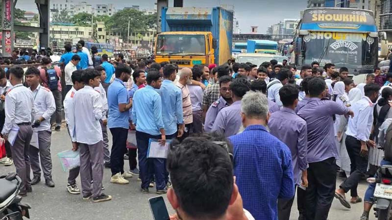 দ্বিতীয় দিনের মতো উত্তরার সড়কে শিক্ষার্থীরা