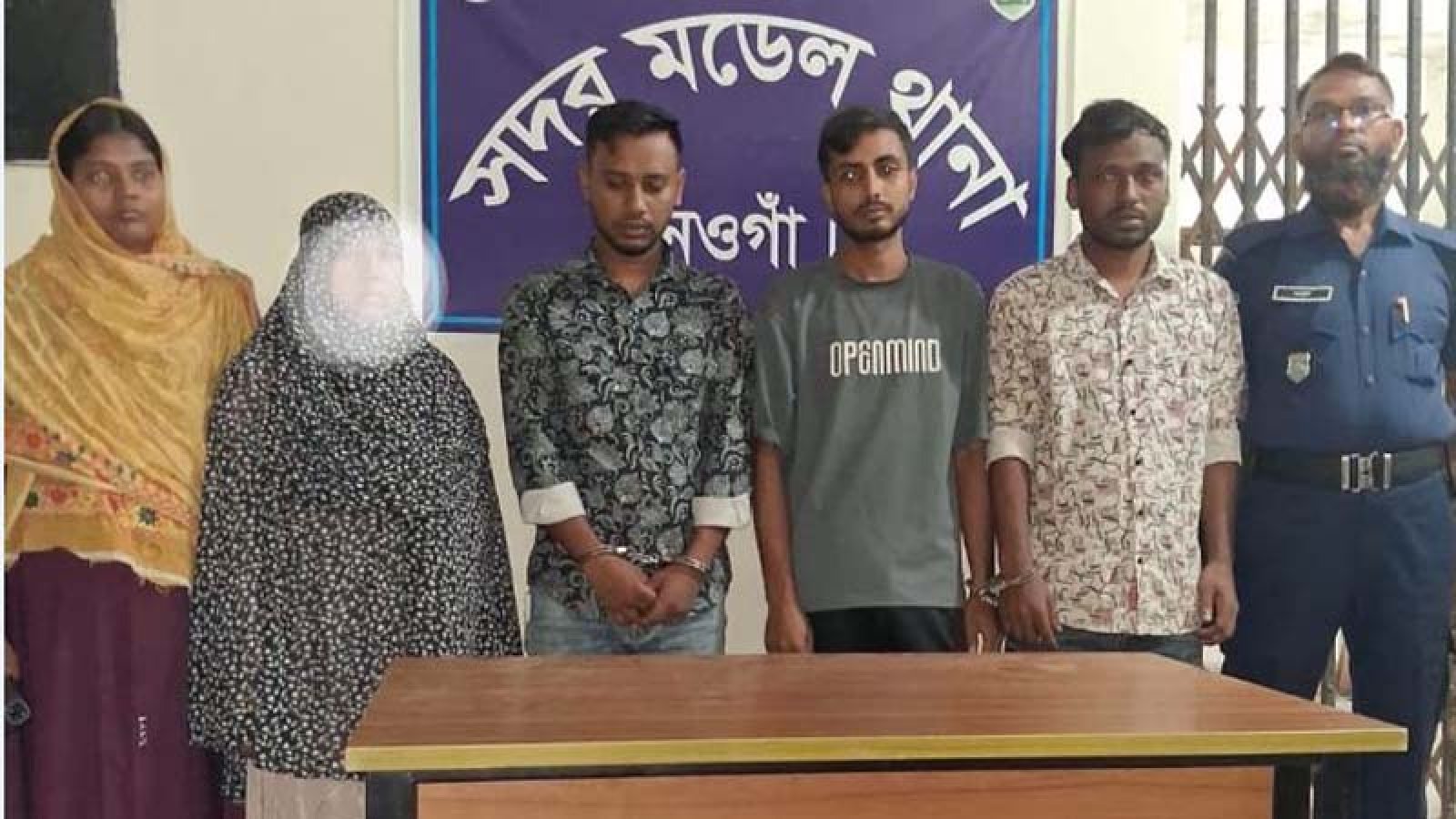 শিক্ষককে বাসায় ডেকে মারধর, টাকা আদায়, নারীসহ হানিট্র্যাপ চক্রের ৪ সদস্য গ্রেপ্তার