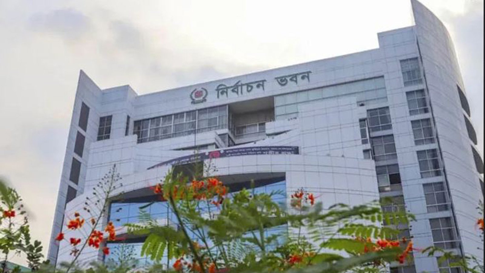 ইসির কাছে মোবাইল ফোন চান মাঠ কর্মকর্তারা