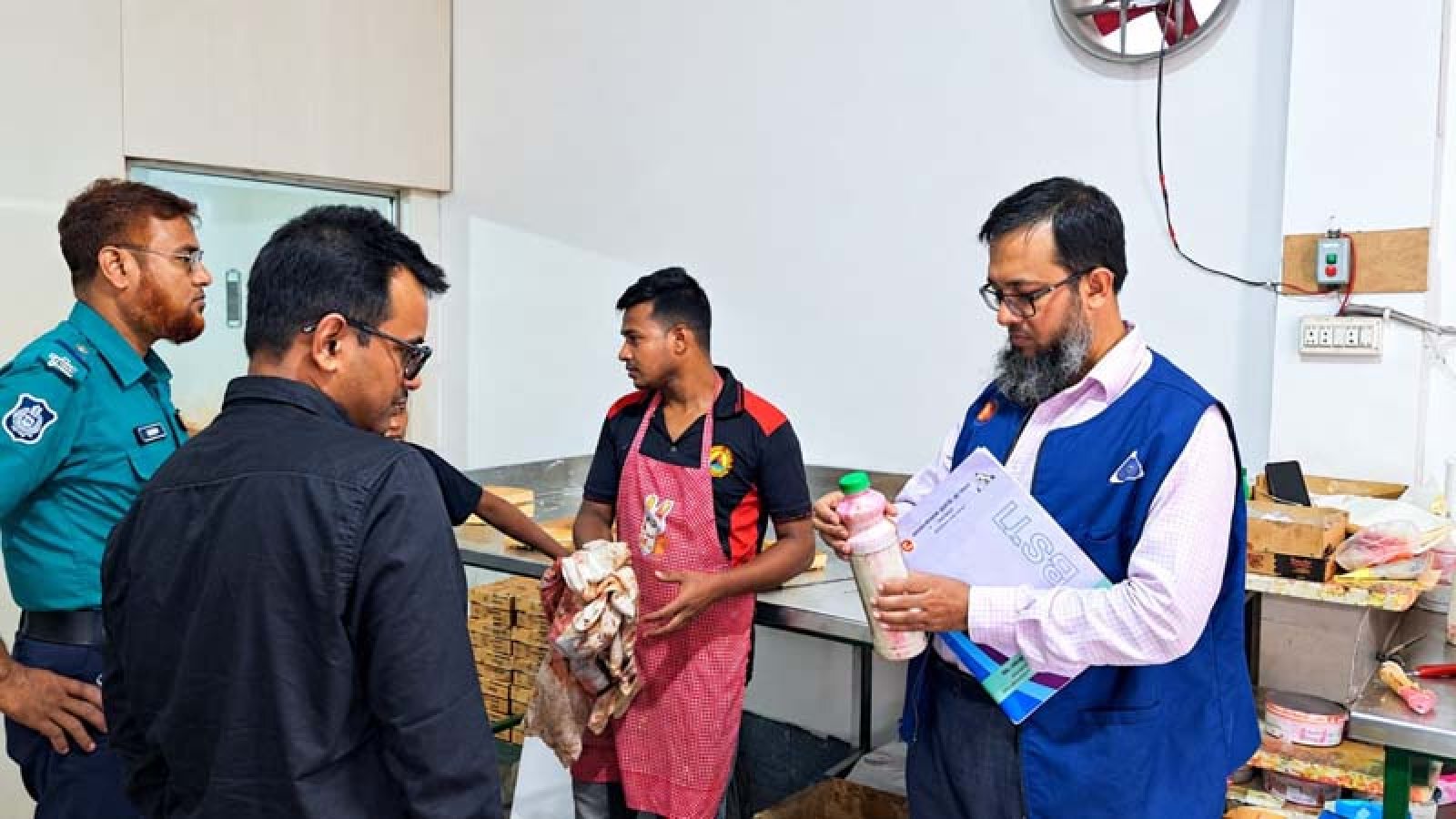 রাজশাহীতে অনুমোদনহীন জন্মদিনের কেক উৎপাদন, বেকারিকে জরিমানা