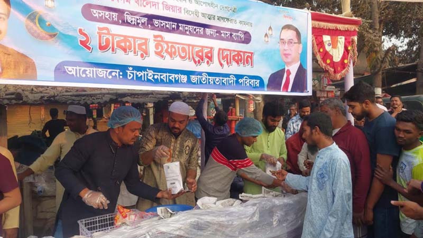 চলতি পথে মিলছে দুই টাকায় ইফতার
