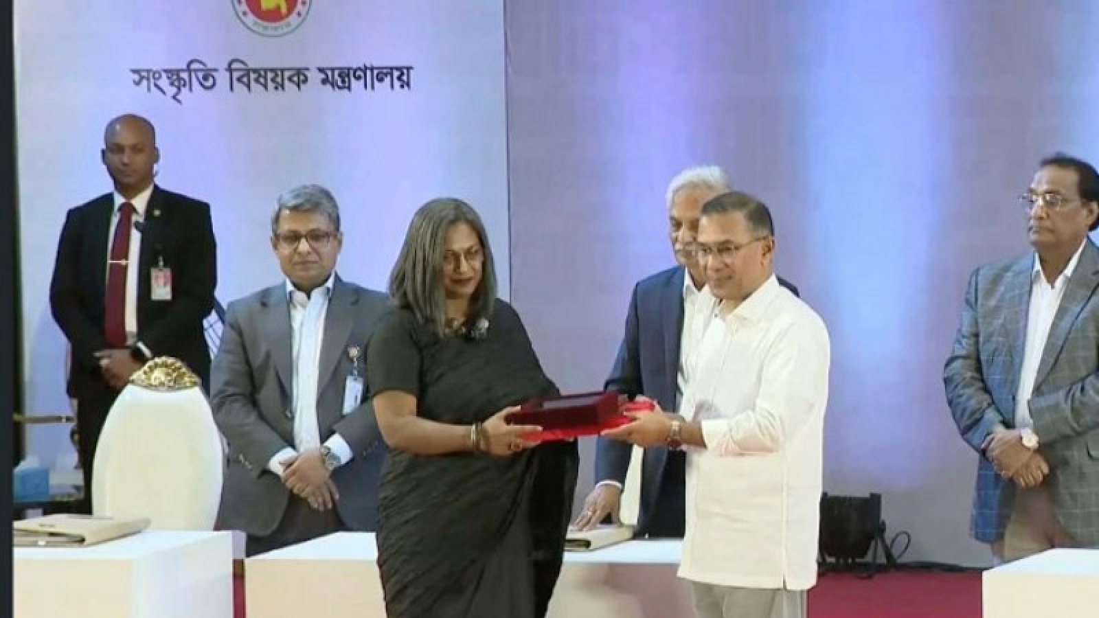 ৯ বিশিষ্ট ব্যক্তি ও ১ প্রতিষ্ঠানকে একুশে পদক তুলে দিলেন প্রধানমন্ত্রী