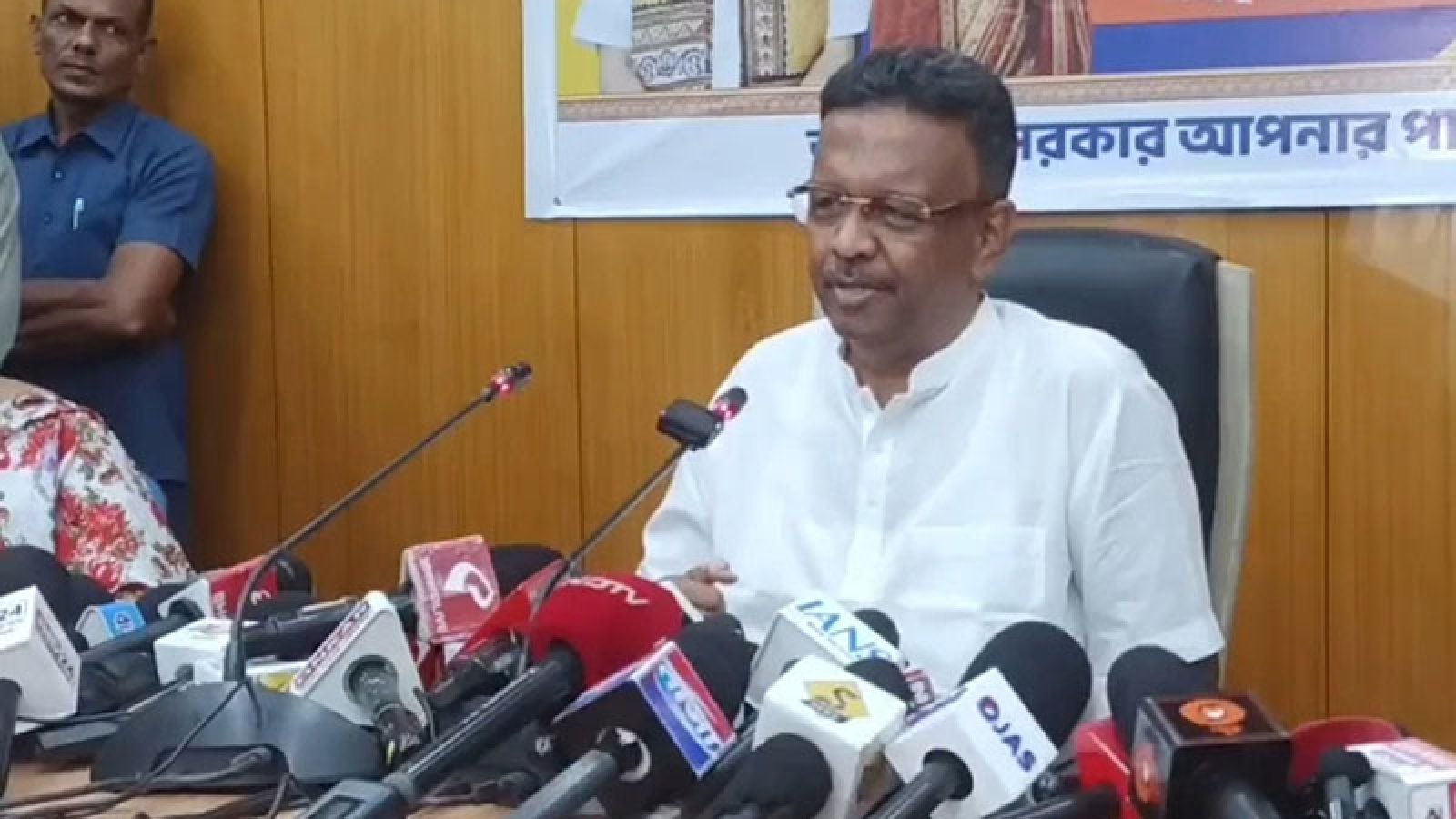 কলকাতার মেয়র ফিরহাদ হাকিমের পদত্যাগ