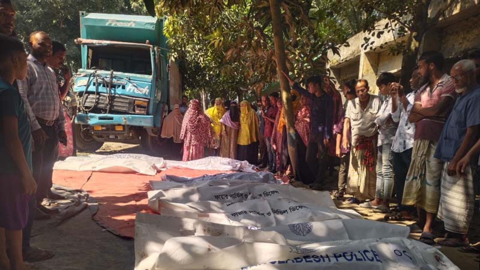 নাটোরে বাস-ট্রাকের মুখোমুখি সংঘর্ষে নিহত ১৪, আহত অন্তত ৩০
