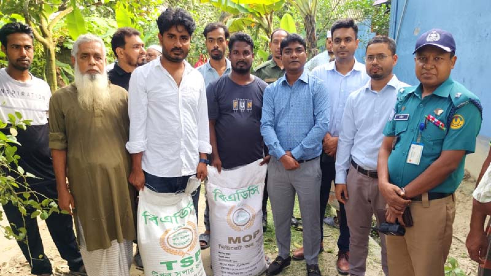 অবৈধ মজুত ঠেকাতে ইউএনওর অভিযান, সরকারি দামে জব্দকৃত সার পেল কৃষকেরা