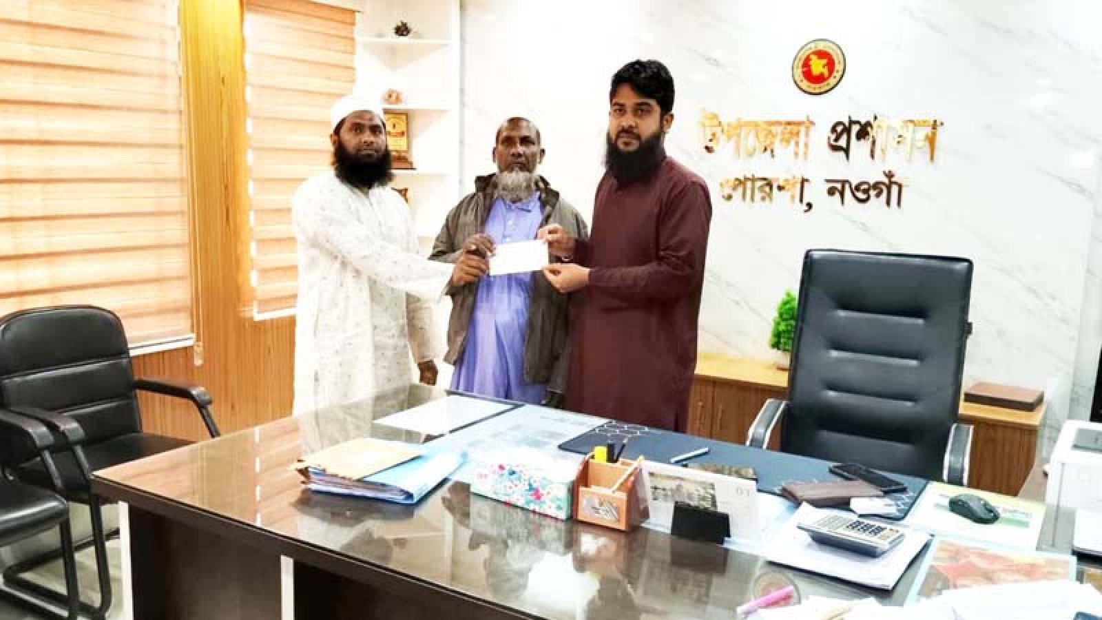 পোরশায় অগ্নিকাণ্ডে ক্ষতিগ্রস্ত পরিবারকে প্রশাসনের সহায়তা