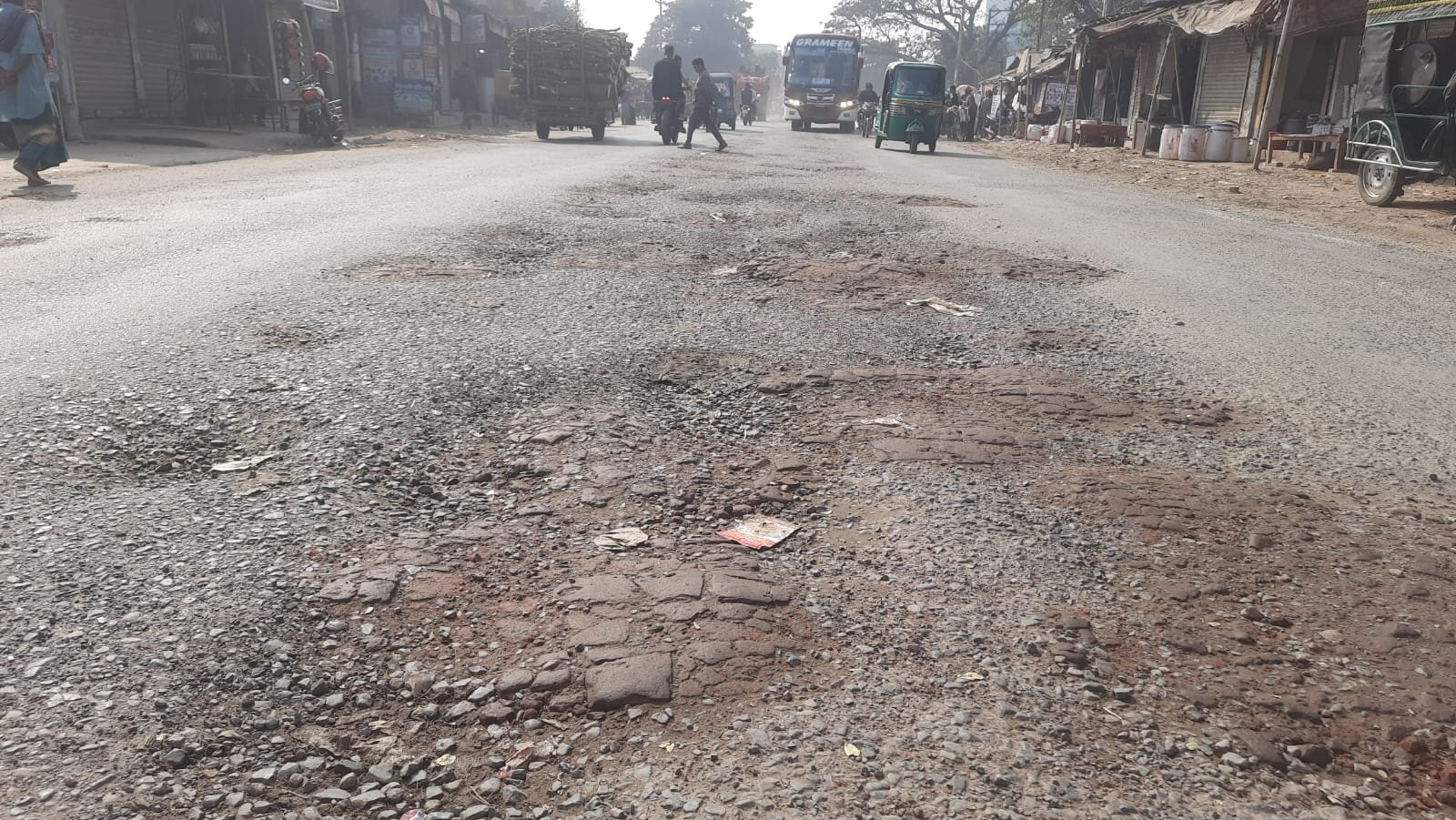 পুঠিয়ায় খানাখন্দ আর ফুটপাত দখলে নাকাল মহাসড়ক