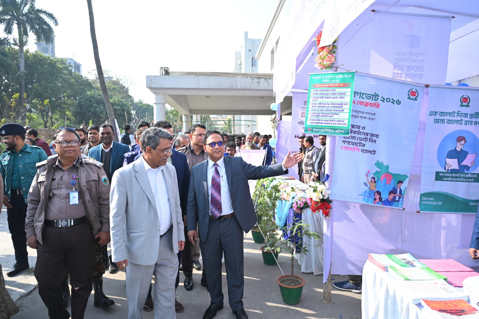 গণভোটের প্রচার ও ভোটার উদ্বুদ্ধকরণের আয়োজিত মেলার স্টল পরিদর্শনে প্রধান উপদেষ্টার বিশেষ সহকারী