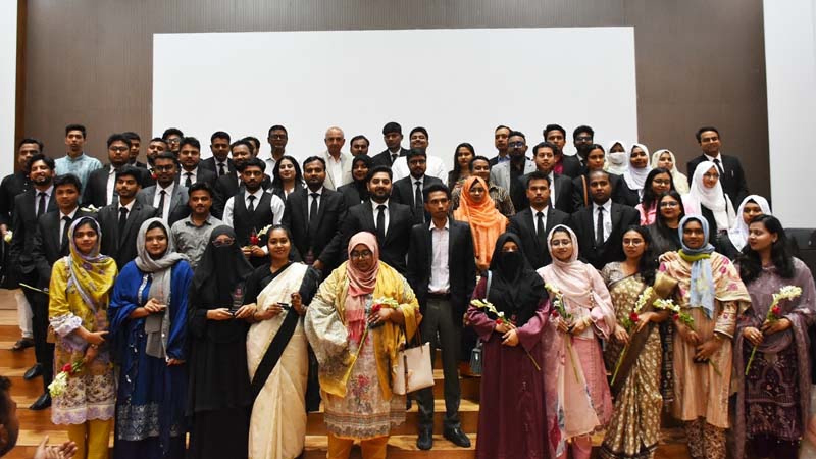 বরেন্দ্র বিশ্ববিদ্যালয়ে নবীন আইনজীবীদের সম্মাননা প্রদান