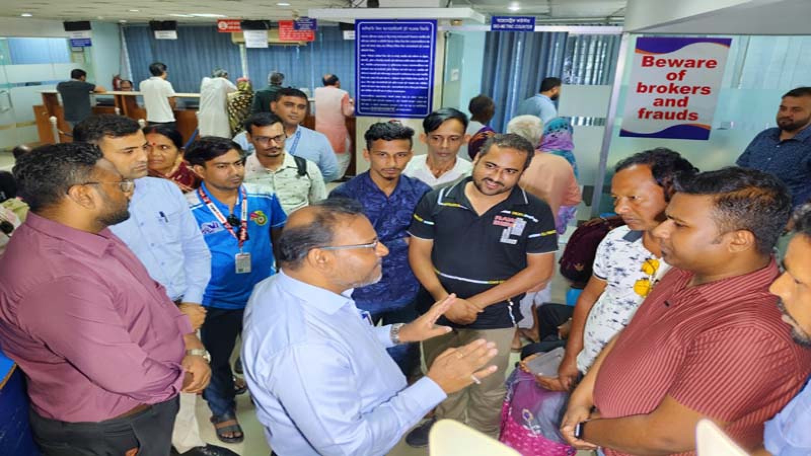 ভিসা আবেদনকারীদের দালাল থেকে সতর্ক থাকার পরামর্শ সহকারী হাইকমিশনারের