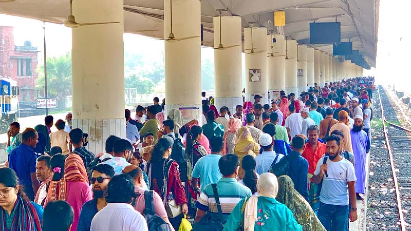 রাজশাহীতে ফিরতি যাত্রা শুরু, যাত্রীদের উপচেপড়া ভিড়