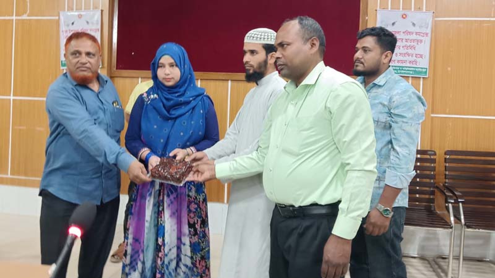 গোমস্তাপুরে মাদ্রাসা ও এতিমখানায় খেজুর বিতরণ