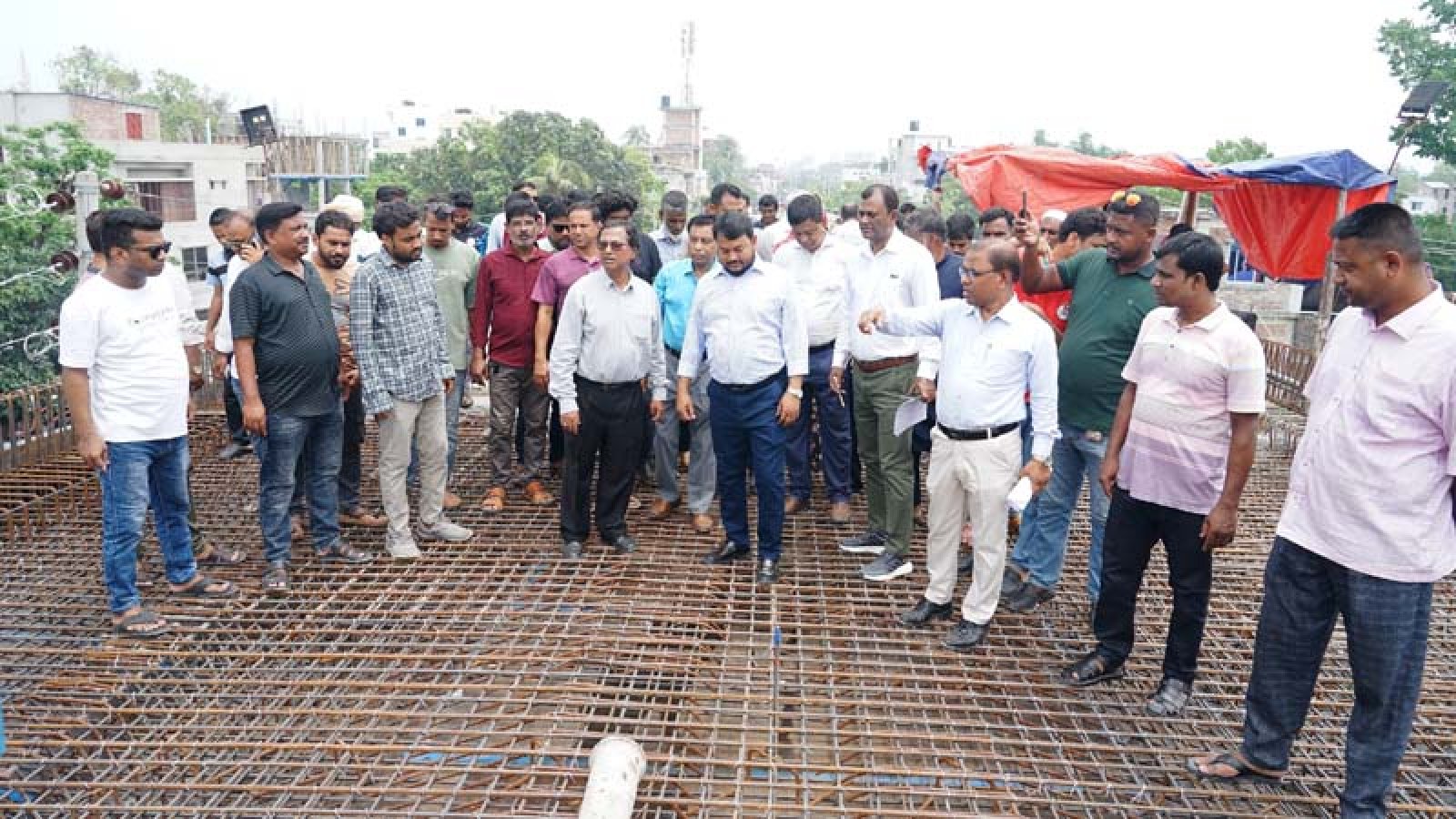 হড়গ্রাম রেলক্রসিং ফ্লাইওভারসহ বিভিন্ন উন্নয়ন কাজ পরিদর্শনে রাসিক প্রশাসক