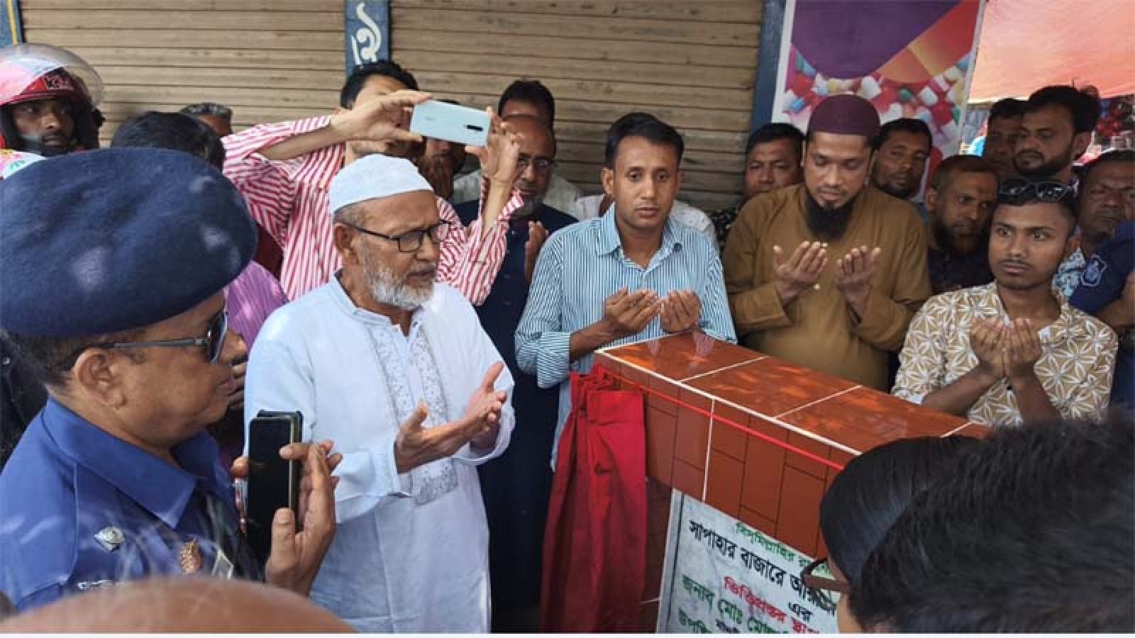 সাপাহার বাজারে আরসিসি সড়ক নির্মাণ কাজের ভিত্তিপ্রস্তর স্থাপন