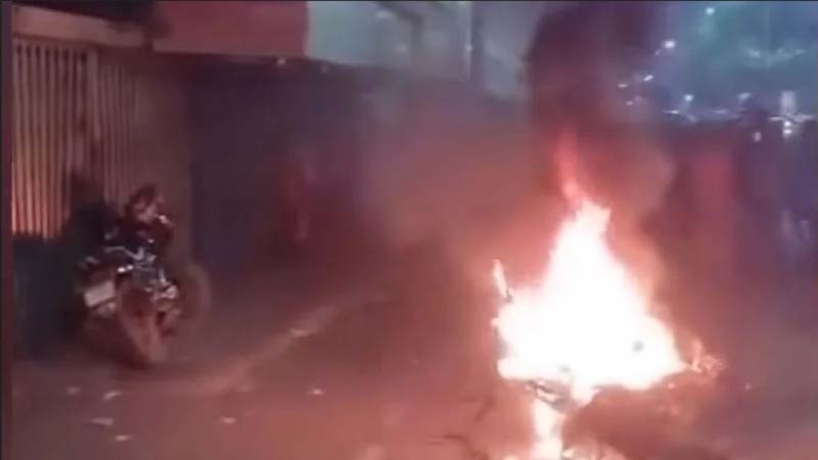 বাংলামোটরে চাঁদার দাবিতে উত্তেজনা, মাথায় আঘাতের পর ফাঁকা গুলি