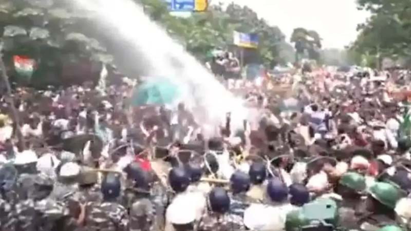 প্রশ্নফাঁসের অভিযোগে আবারও উত্তাল ভারত, পুলিশের ব্যাপক লাঠিচার্জ