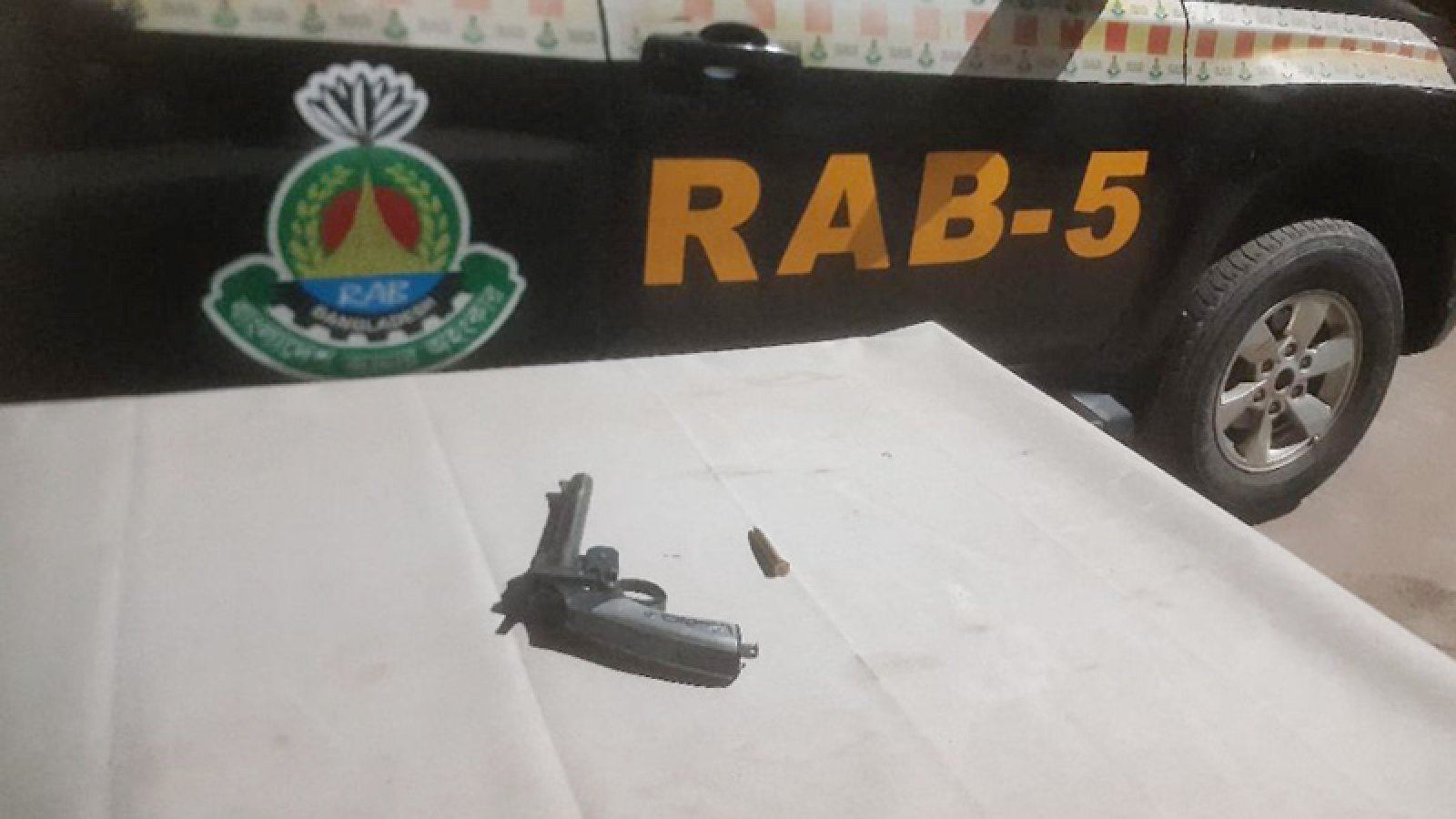 চারঘাট হতে অ্যামোনেশনসহ বিদেশি ওয়ান শুটার গান উদ্ধার