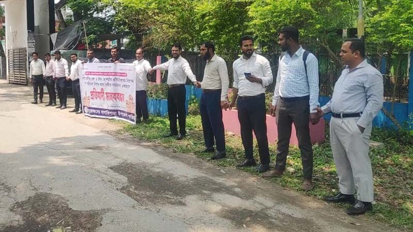বাগাতিপাড়ায় মেডিকেল রিপ্রেজেন্টেটিভদের মানববন্ধন