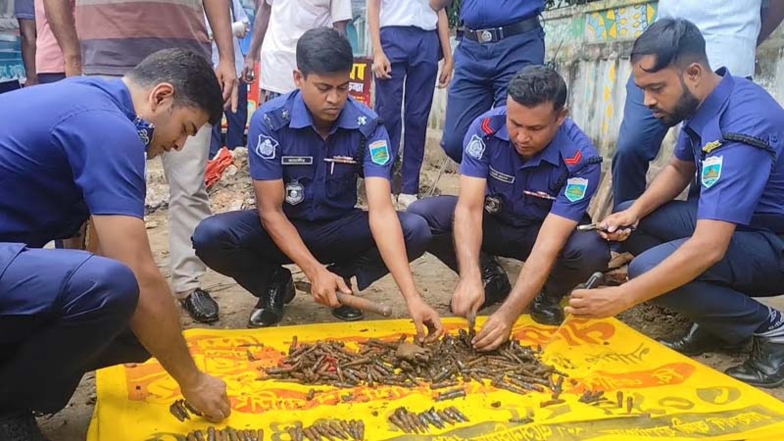 বগুড়া সাতমাথায় ড্রেন খননের সময় ৩৩৪ গুলি উদ্ধার