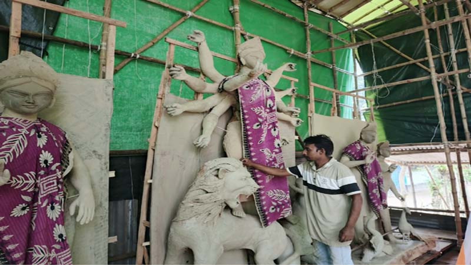 শৈল্পিক সাজে দুর্গা প্রতিমা তৈরীতে নির্ঘুম রাত শিল্পীদের