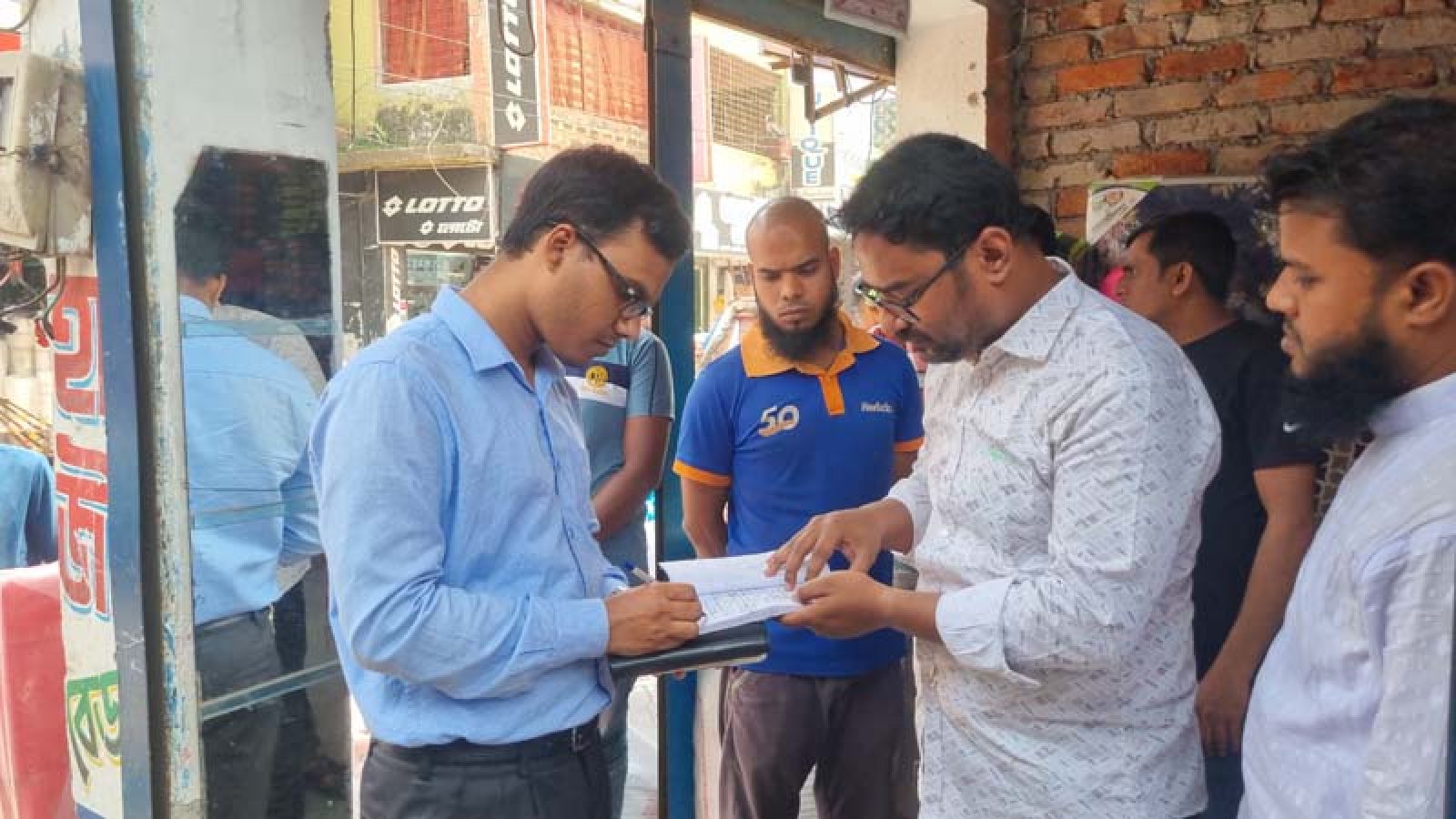 রাস্তা দখলে দুই ব্যবসায়ীকে জরিমানা, ফুলবাড়ীতে ভ্রাম্যমাণ আদালতের অভিযান