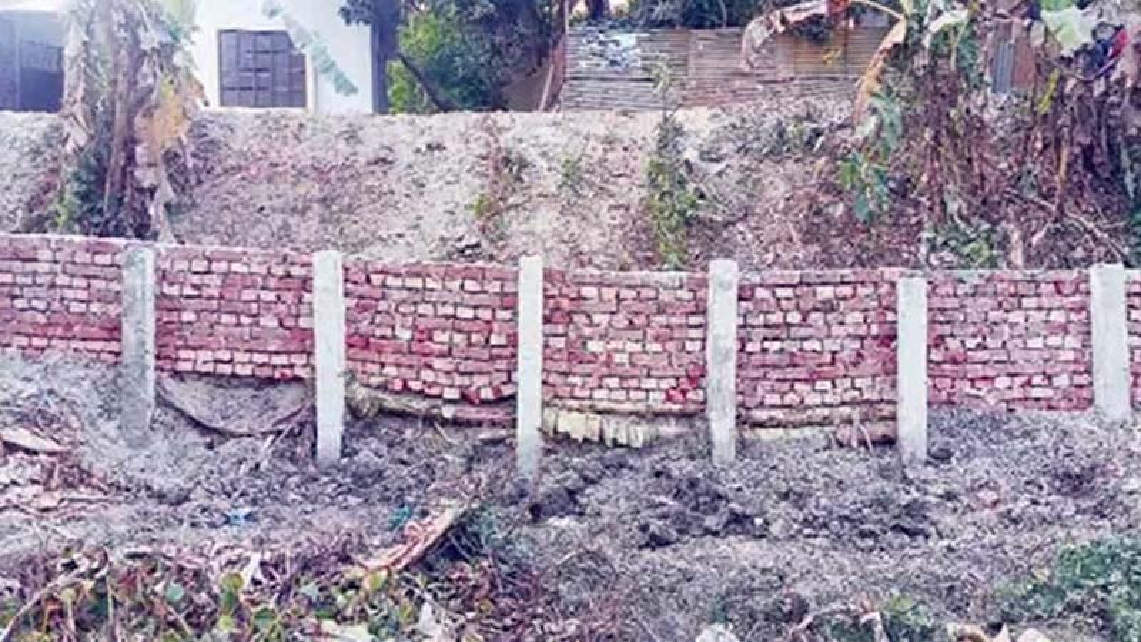 সড়কের গাইডওয়াল নির্মাণে কলাগাছের ওপর ইটের গাঁথুনি!