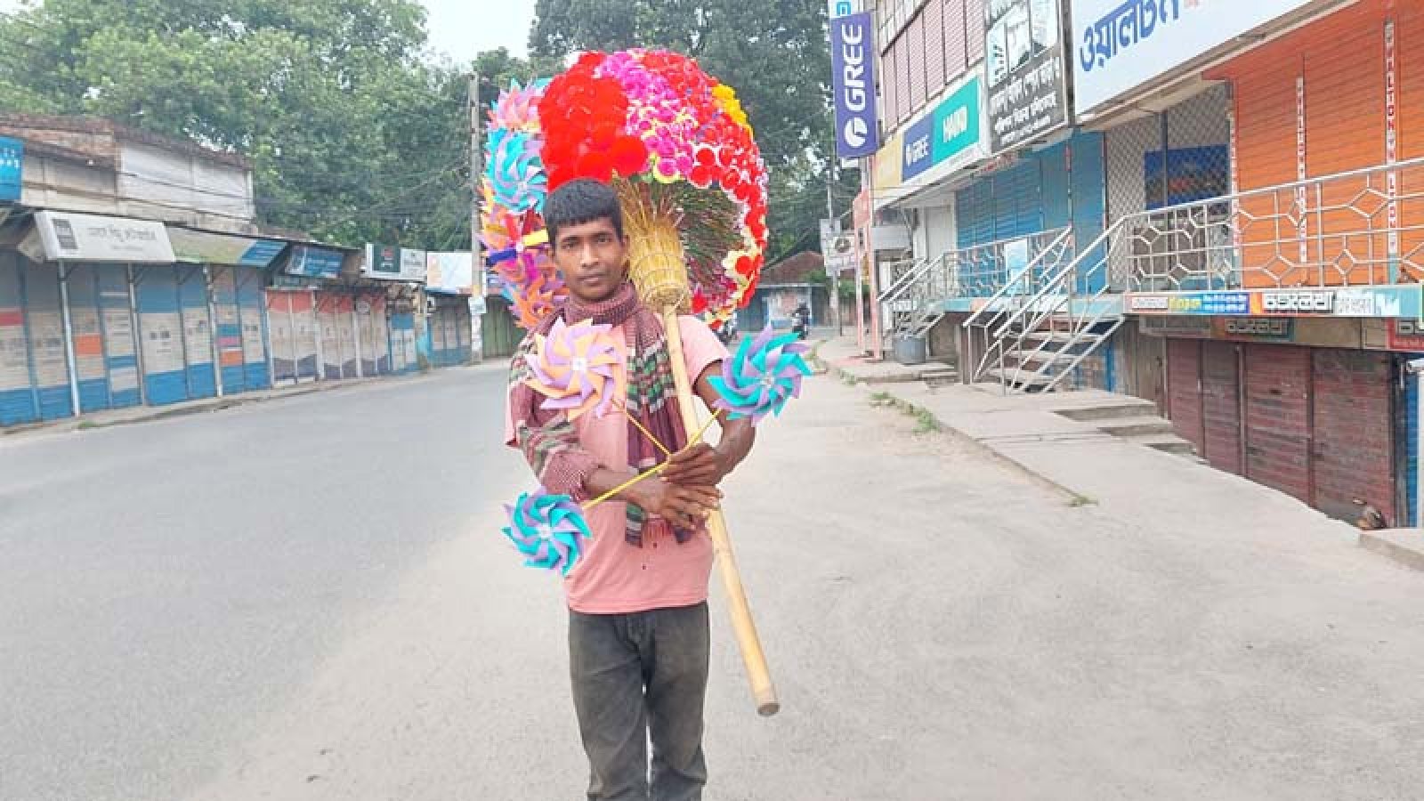 দশ টাকার চরকিতে জীবনের চাকা ঘোরে রবিউলের