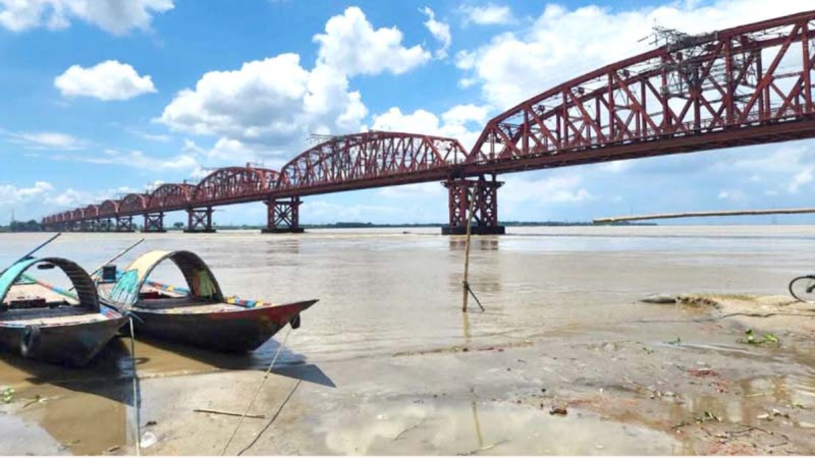 হার্ডিঞ্জব্রিজ পয়েন্টে পানি বিপৎসীমা ছুঁইছুঁই গ্রামে গ্রামে ডুবছে ফসল : ভাঙছে নদীর পাড় : আতঙ্কে গ্রামবাসী