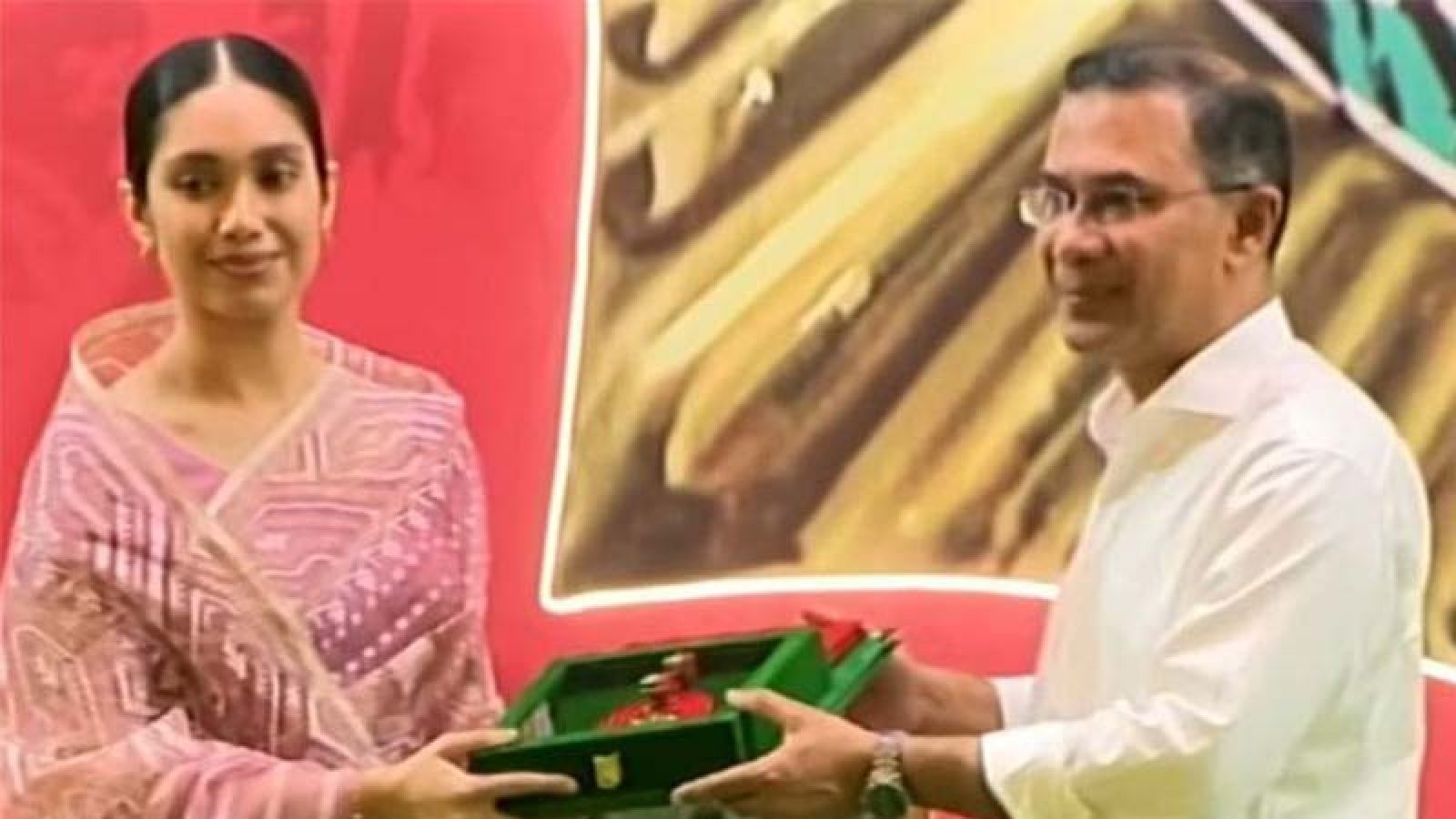 খালেদা জিয়ার স্বাধীনতা পুরস্কার নিলেন জাইমা রহমান