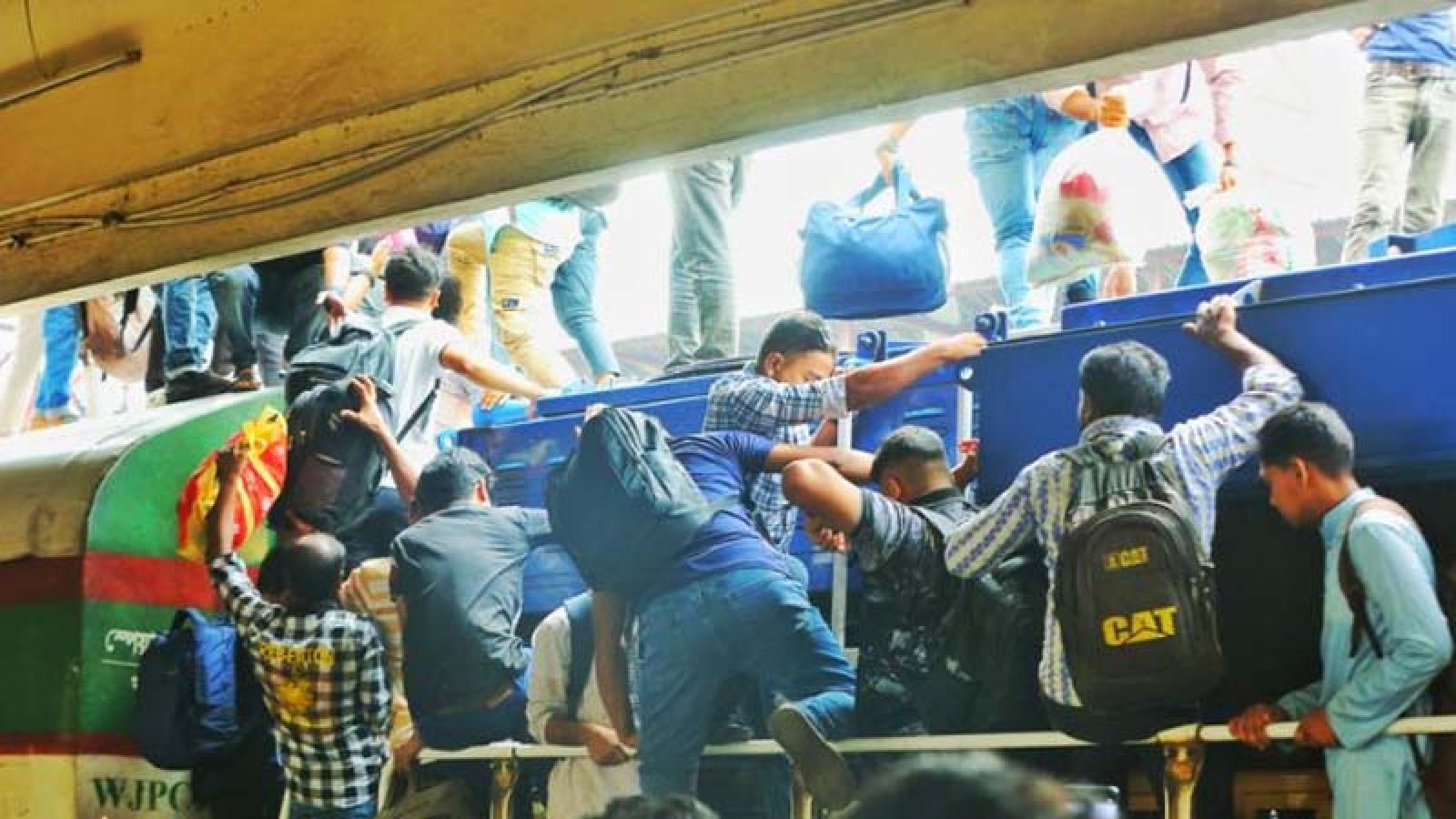 নিষেধাজ্ঞা-নিরাপত্তার তোয়াক্কা না করে ট্রেনের ছাদে ঘরমুখো মানুষ