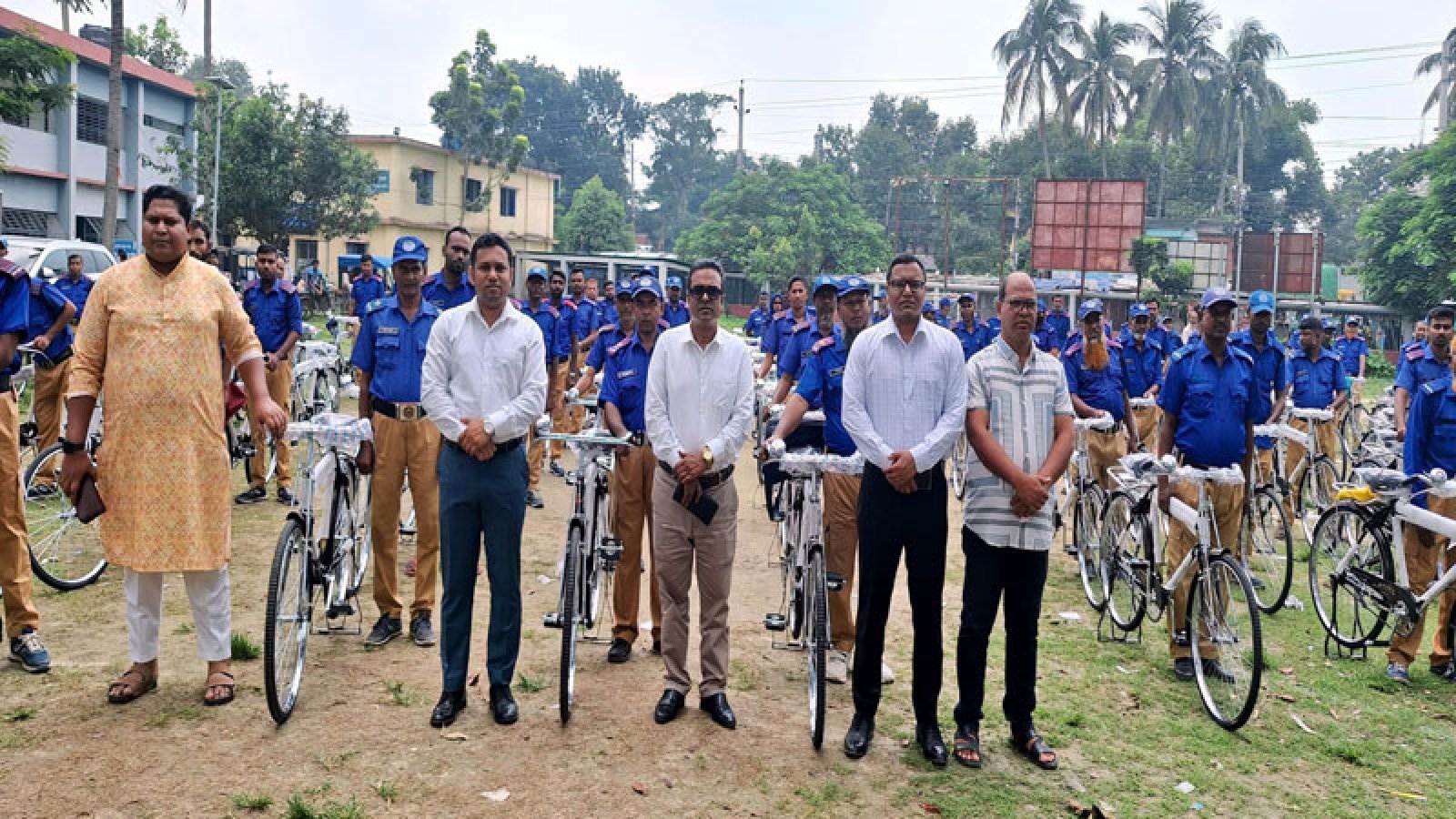 নওগাঁর গ্রাম পুলিশরা পেলো বাইসাইকেল