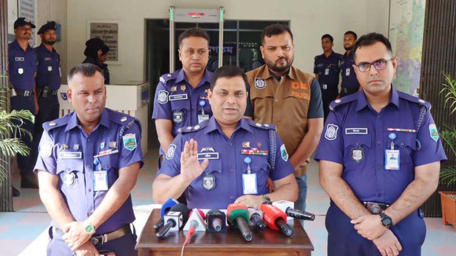 নাটোরে দুর্ঘটনা কবলিত সিএনজি থেকে প্রায় ৩৪ কেজি গাঁজা উদ্ধার, গ্রেপ্তার ৪