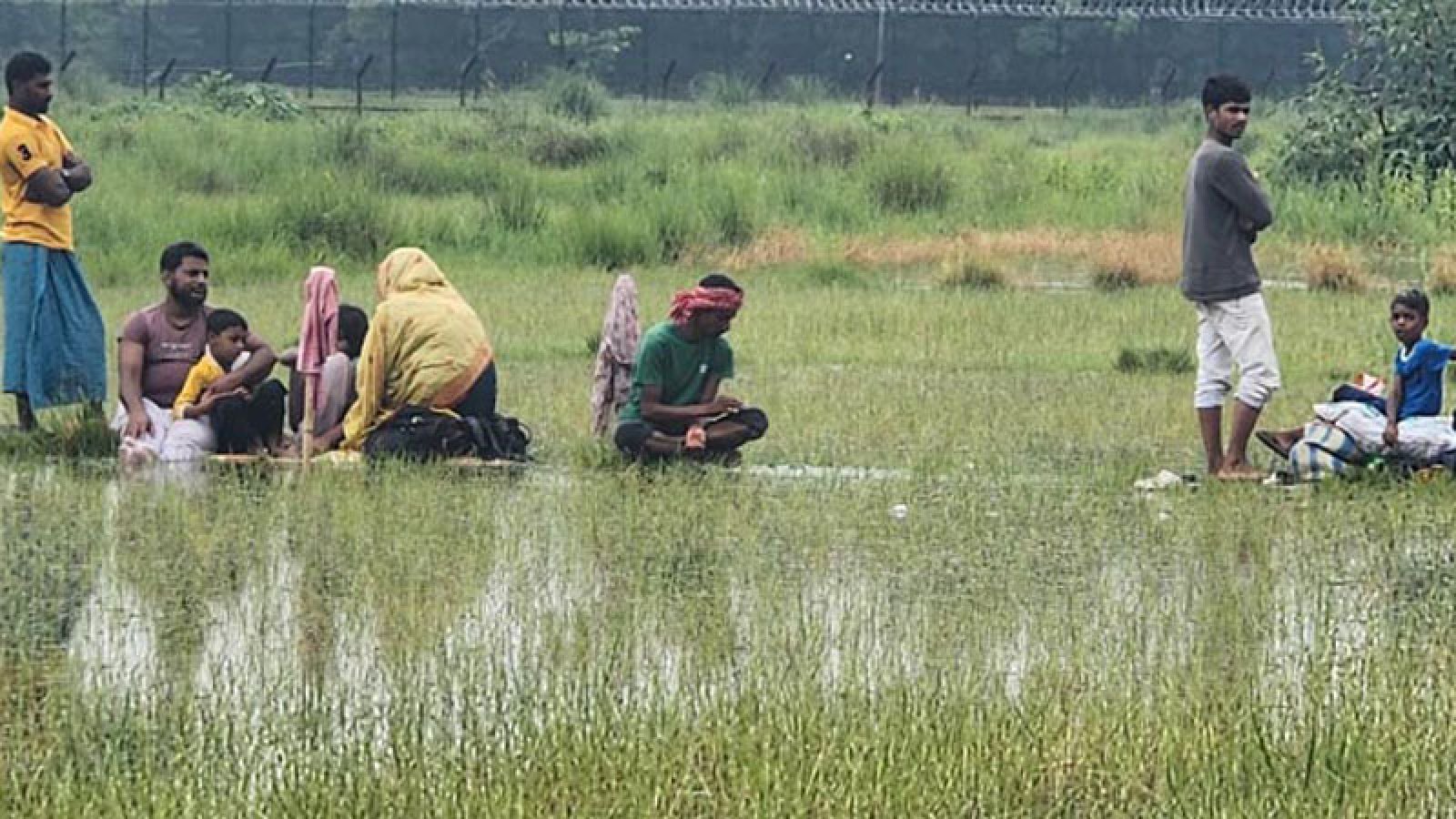 ৩০ ঘণ্টা শূন্যরেখায়, রোদ-বৃষ্টিতে মানবেতর জীবন