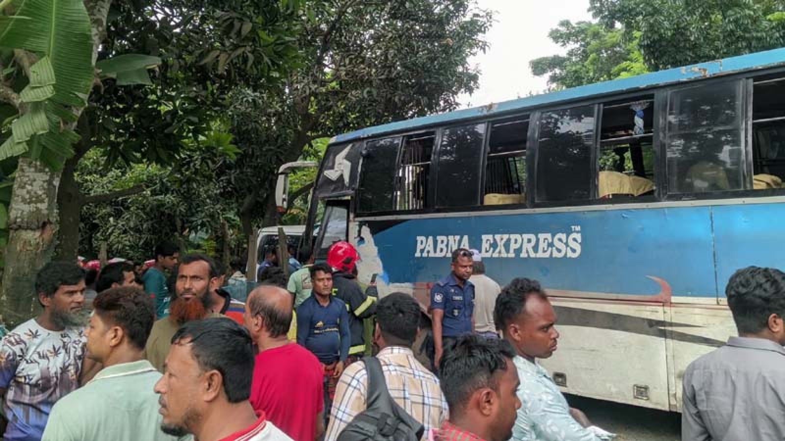 পাবনায় লাশবাহী অ্যাম্বুলেন্স-বাস সংঘর্ষে প্রাণ গেল ৪ জনের