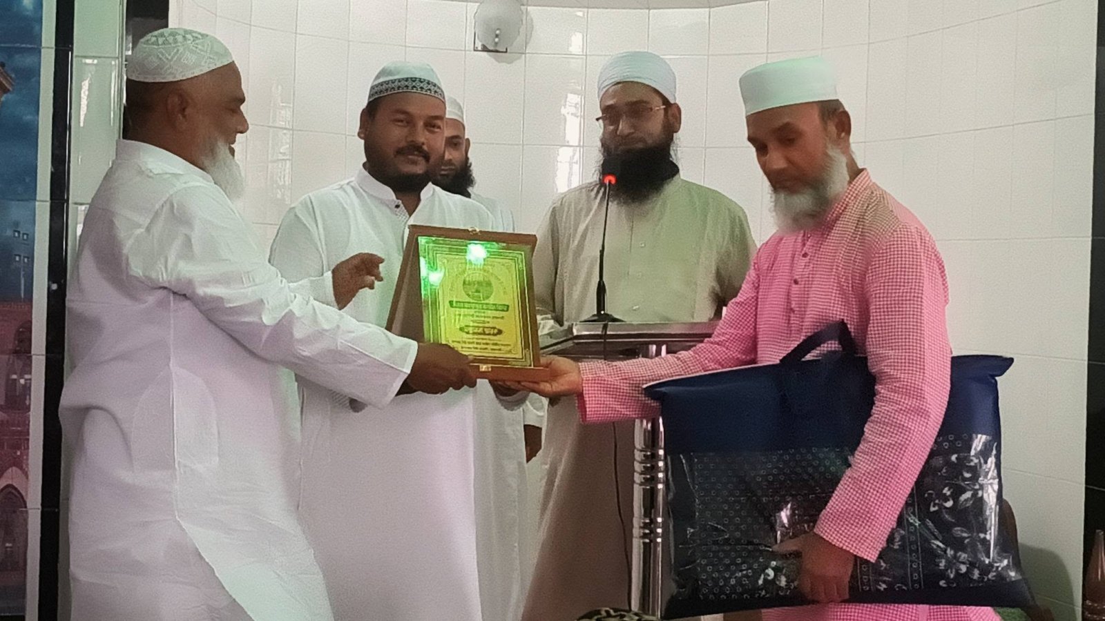 রাসিক প্রশাসকে উপশহর নিউ মার্কেট মসজিদ কমিটির সম্মাননা স্মারক প্রদান