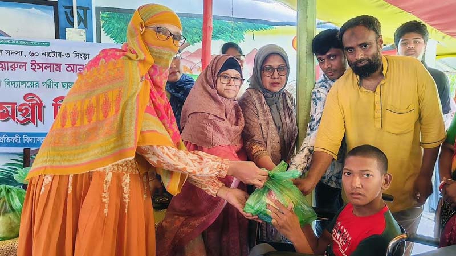 সিংড়ায় প্রতিবন্ধী শিক্ষার্থীদের মাঝে ইদসামগ্রী বিতরণ