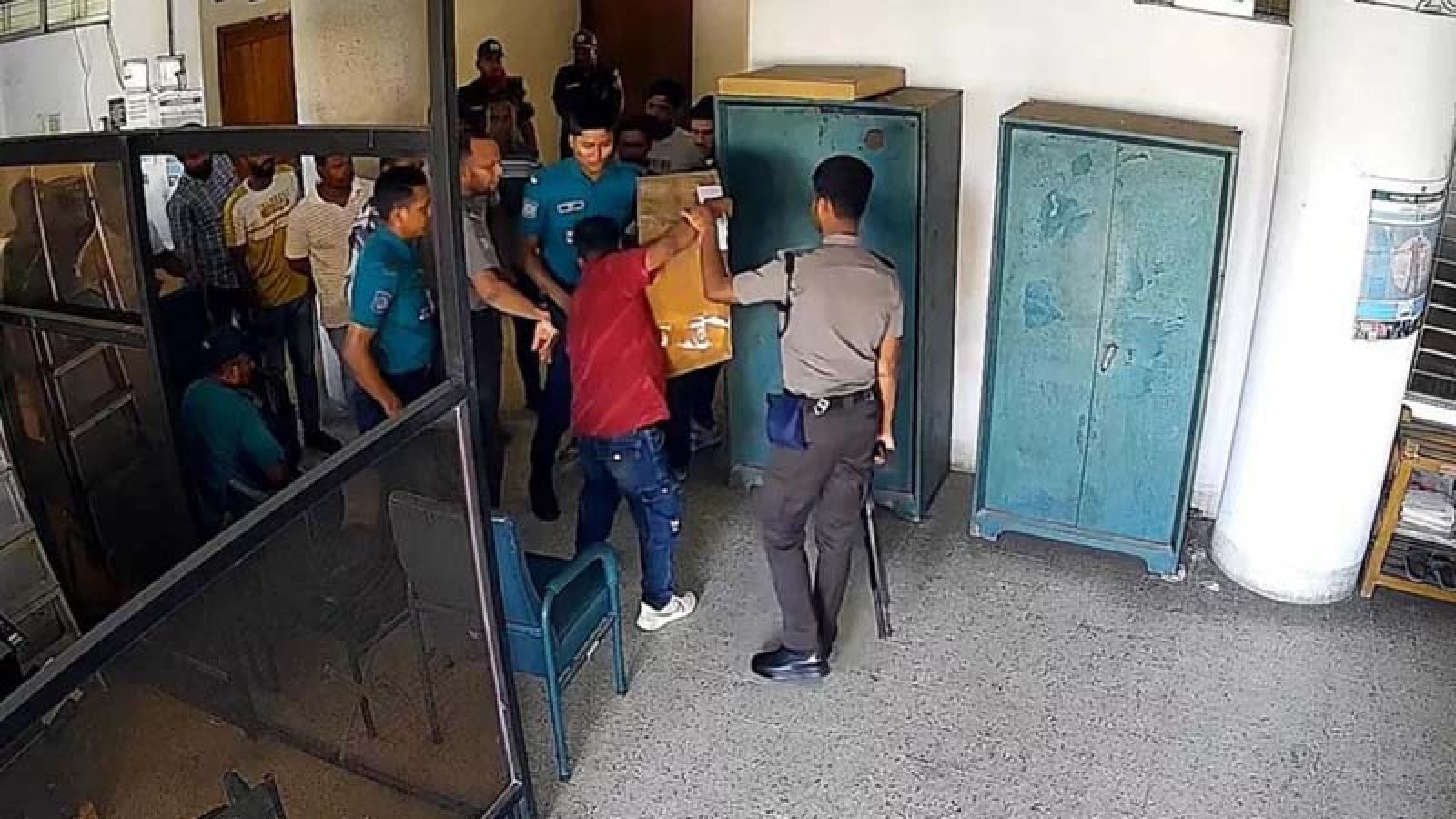 পুলিশের সামনে টেন্ডার বাক্স তুলে নিয়ে গেল যুবদল নেতারা