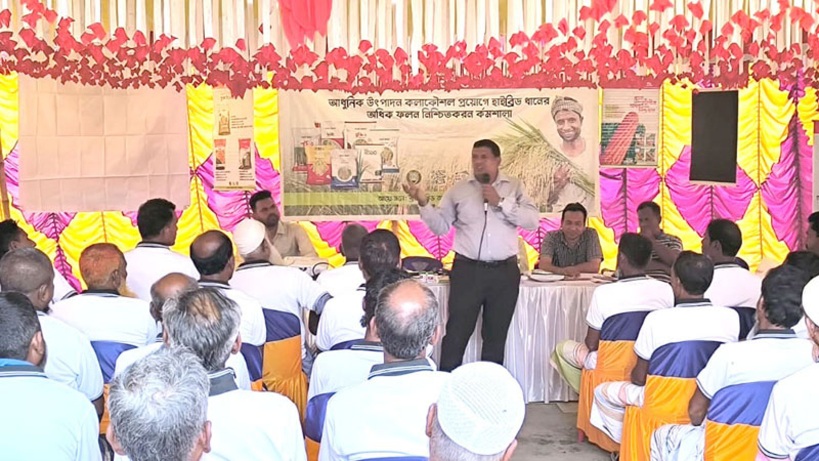 ঈশ্বরদীতে কৃষকের উঠানে কৃষক প্রশিক্ষণ