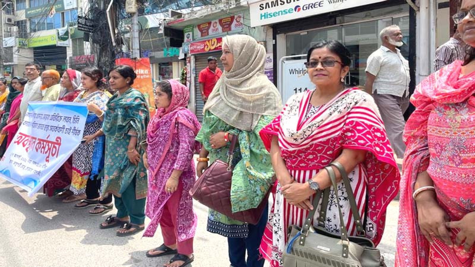 রাজশাহীতে খাদ্যের মোড়কে স্বাস্থ্য সতর্কবাণীর দাবিতে মানববন্ধন