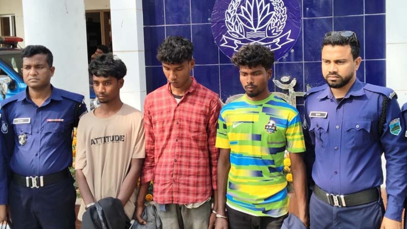 নিয়ামতপুরে বিয়ের দাওয়াত খেতে এসে ধর্ষণের শিকার তরুণী, গ্রেপ্তার ৩