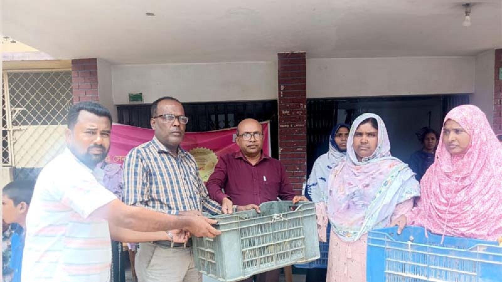 শিবগঞ্জে অসহায় পরিবার পেলো ২০টি হাঁসের বাচ্চা