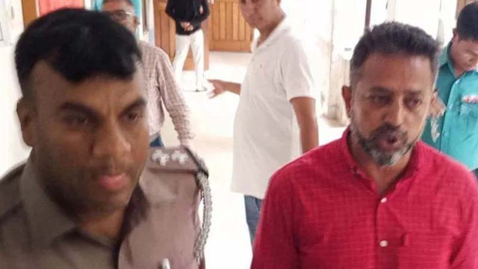 অন্ডকোষ চেপে ধরে স্ট্যাম্প ও চেকে স্বাক্ষর নেওয়ার ঘটনায় গ্রেপ্তার ২
