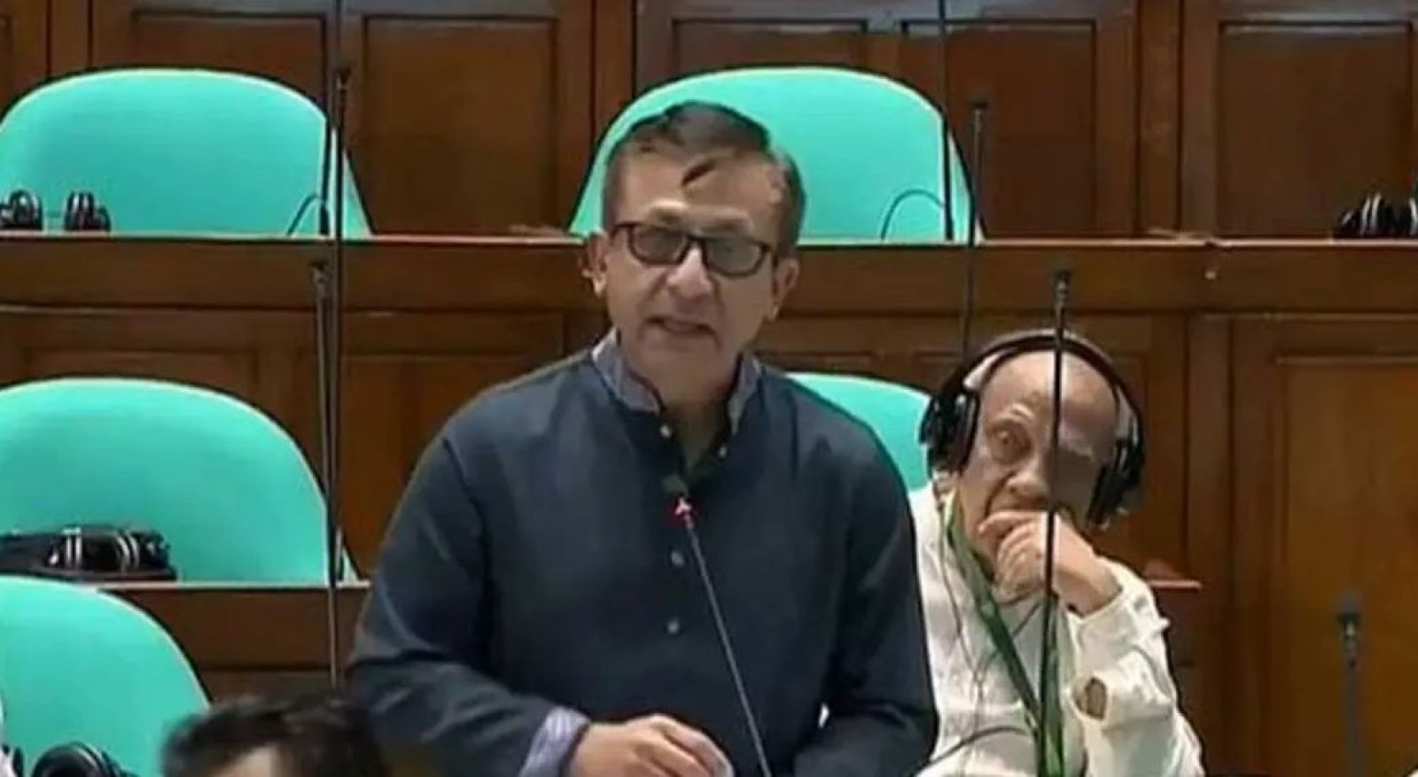 চার শতাধিক গার্মেন্টস কারখানা বন্ধ হয়েছে : সংসদে বাণিজ্যমন্ত্রী