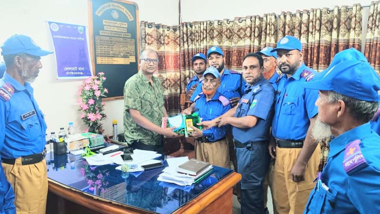 ভোলাহাট ইউনিয়নের গ্রাম পুলিশকে অবসরজনিত বিদায় দিল ওসি
