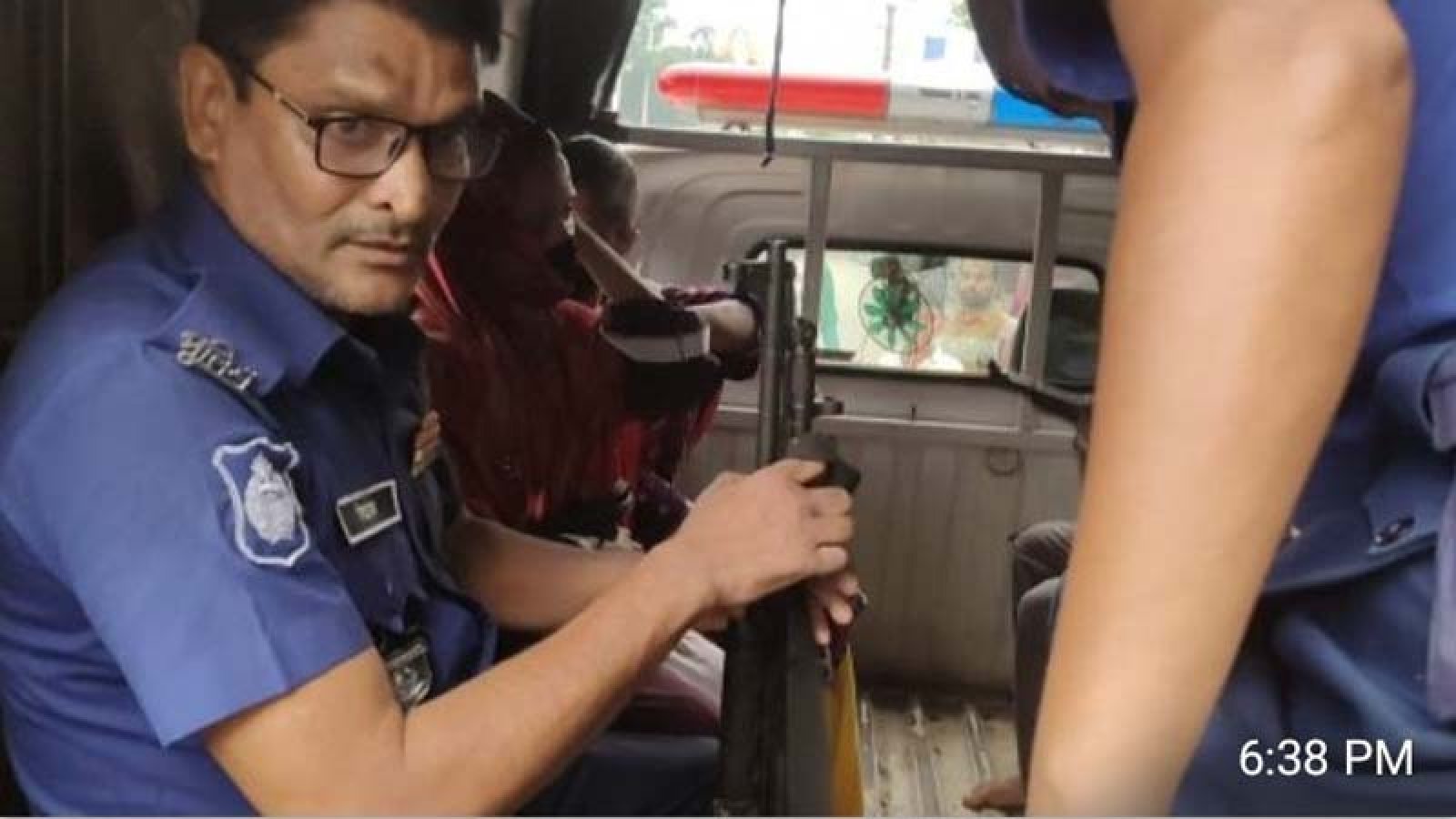 চাঁপাইনবাবগঞ্জে অনৈতিক কাজের অভিযোগে যুবক-যুবতীসহ চারজন আটক