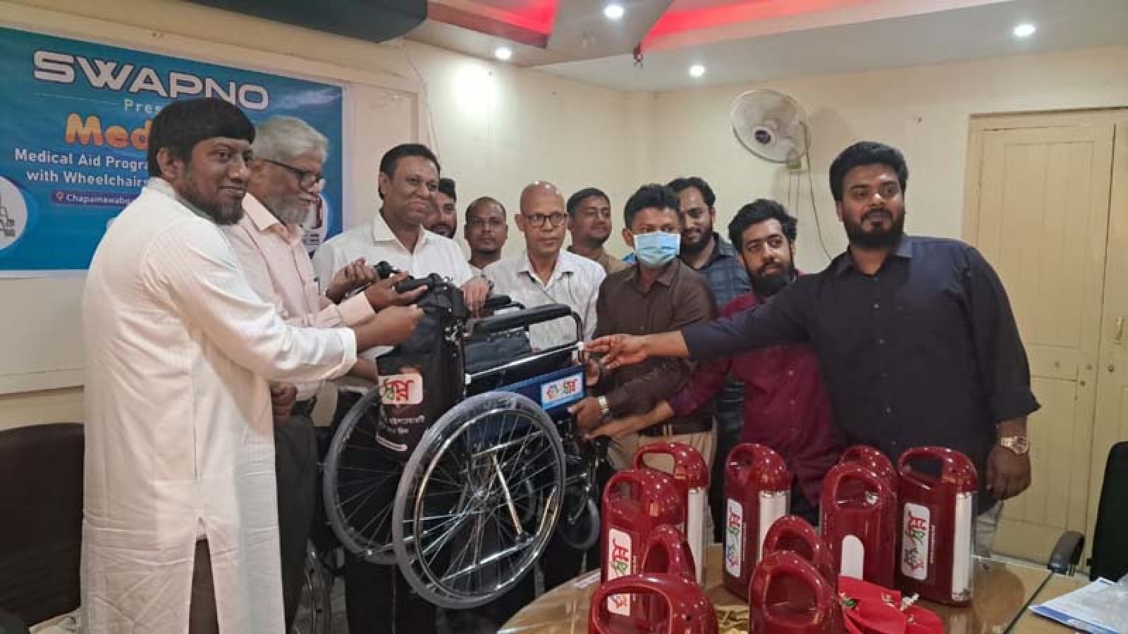 ২৫০ শয্যা হাসপাতালে ‘স্বপ্ন’র মানবিক সহায়তা, আইপিএস ও হুইলচেয়ার প্রদান