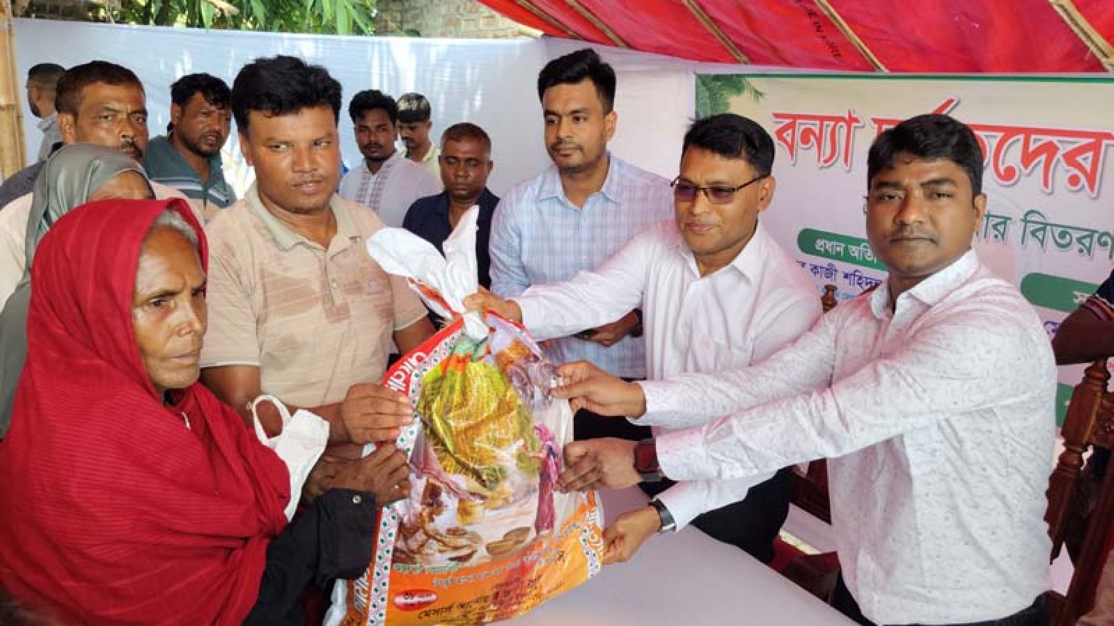 পদ্মার পানিতে ডুবেছে ঘর, পানিবন্দি মানুষের পাশে জেলা প্রশাসক