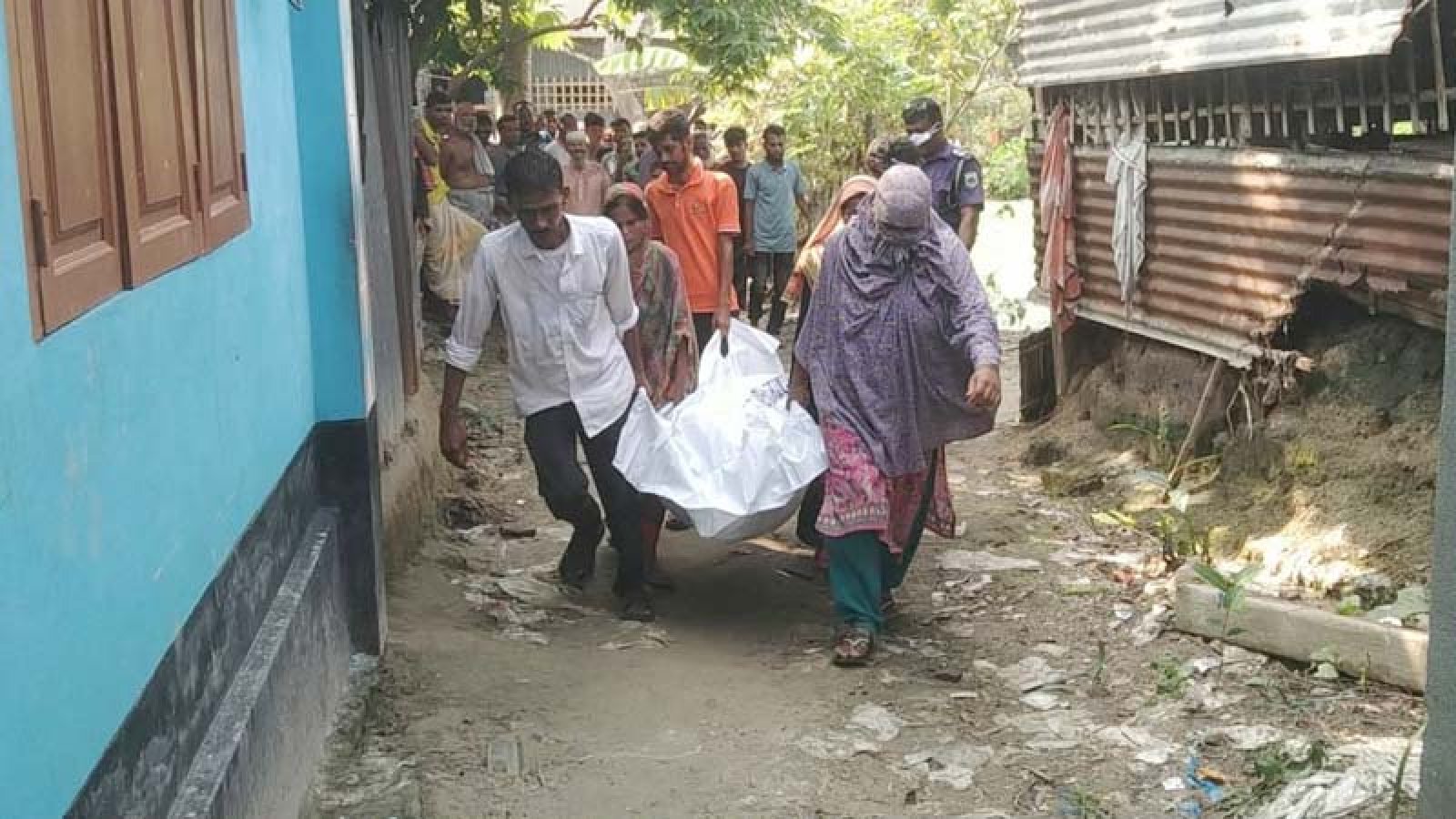আটঘরিয়ায় নিজের ঘরে বৈদ্যুতিক ফ্যানের সাথে ঝুলছিল প্রবাসীর স্ত্রীর অর্ধগলিত মরদেহ